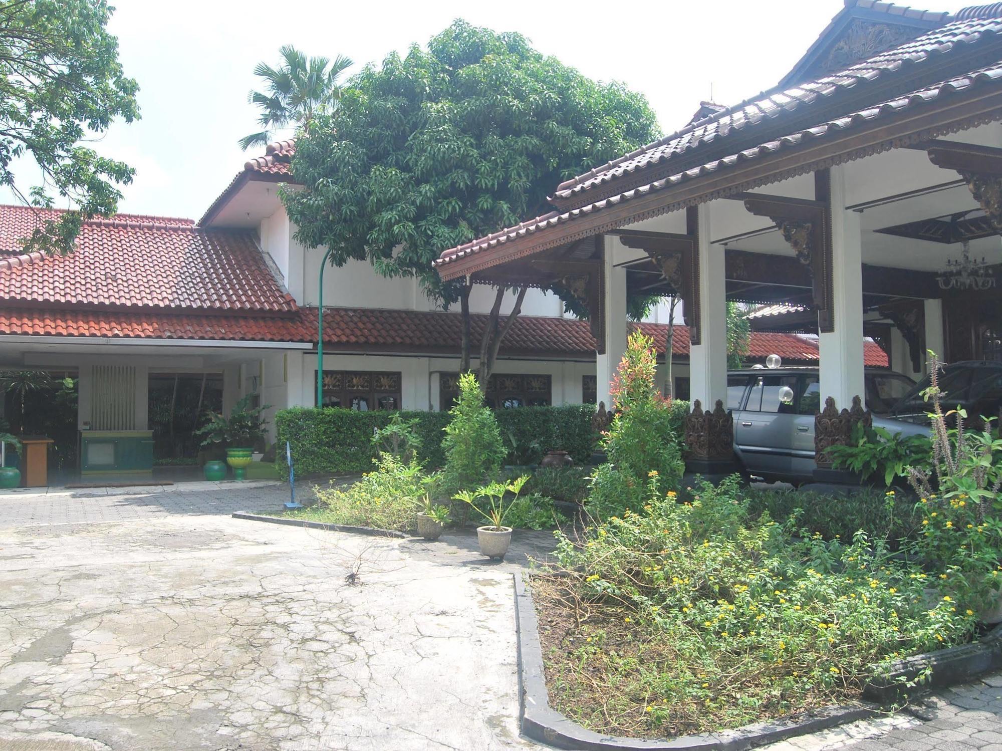 Sadinah Sahid Josodipuro Hotel Colomadu Exterior foto